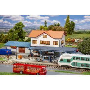 Peron acoperit cu accesorii