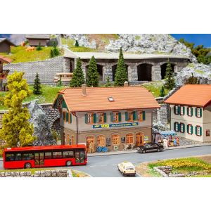 Casa cu magazin satesc si stand de piata