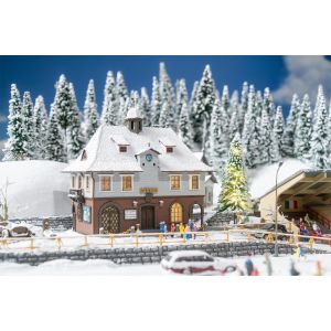 Set promotional: colinde de Craciun ( Primărie, brad de Crăciun, luminițe, 7 figurine )