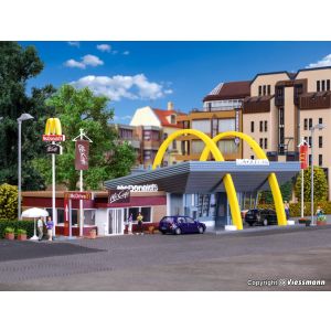 Restaurant McDonald's fast food cu McCafé