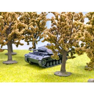 Minidiorama macheta tanc Pz.Kpfw. III Ausf. Lungime 9.8 cm cu sectiune prezentare Lungime 38.5 cm, latime 33 cm, Scara 1:56, 14+
