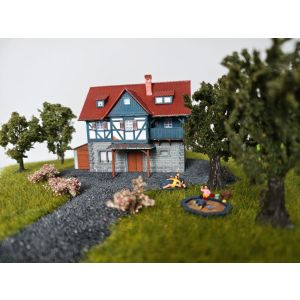 Minidiorama macheta casa rurala, Lungime 15.8 cm cu sectiune prezentare Lungime 38.5 cm, latime 33 cm, Scara 1:87, 14+