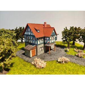 Minidiorama macheta casa rurala, Lungime 15.8 cm cu sectiune prezentare Lungime 38.5 cm, latime 33 cm, Scara 1:87, 14+