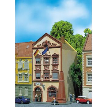 Casa de oras cu bar de vinuri Zur Traube la parter - model patinat