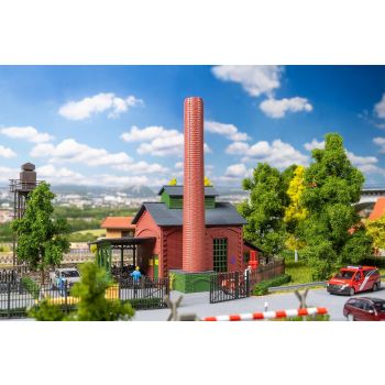 Hala cu cazan și coș de fum industrial