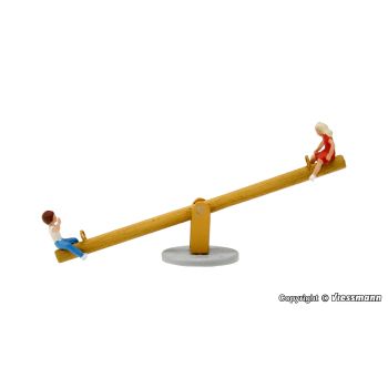 Figurina copii in balansoar , in miscare