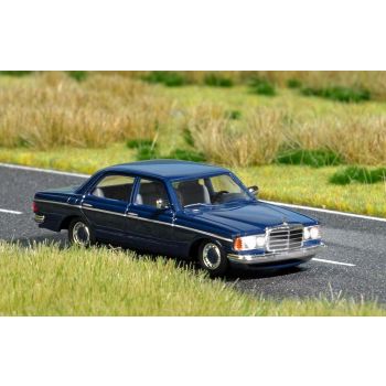 Macheta auto Mercedes-Benz W 123 cu lumini fata/spate
